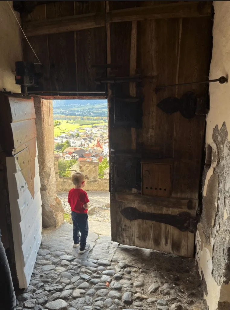 Kind im offenen Burgtor