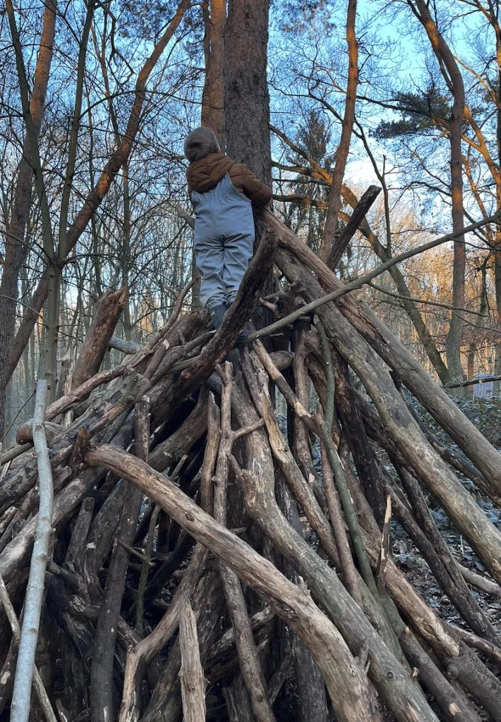 Tipi aus Ästen im Wald, gebaut nach einer Entdeckerkarte