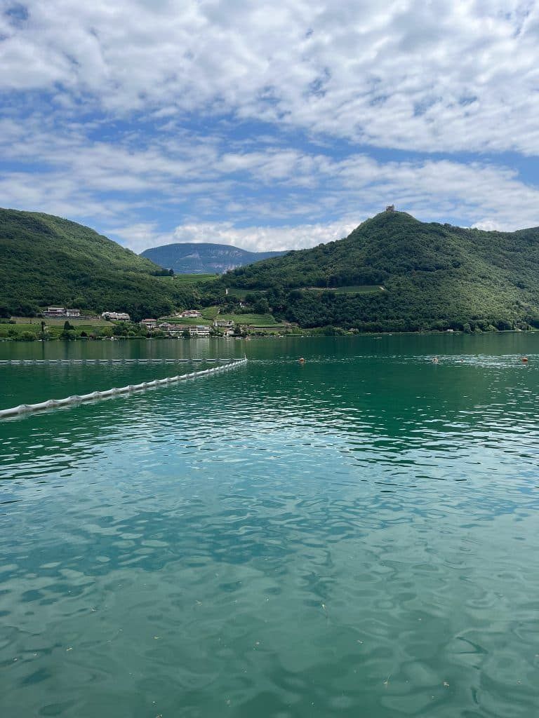 Blick über den Kalterer See mit Weinbergen und Bergen
