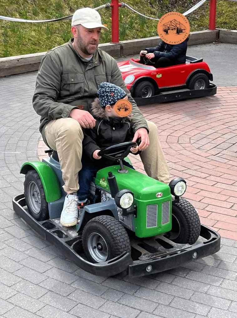 Kinder auf der Mini-Gokart-Bahn