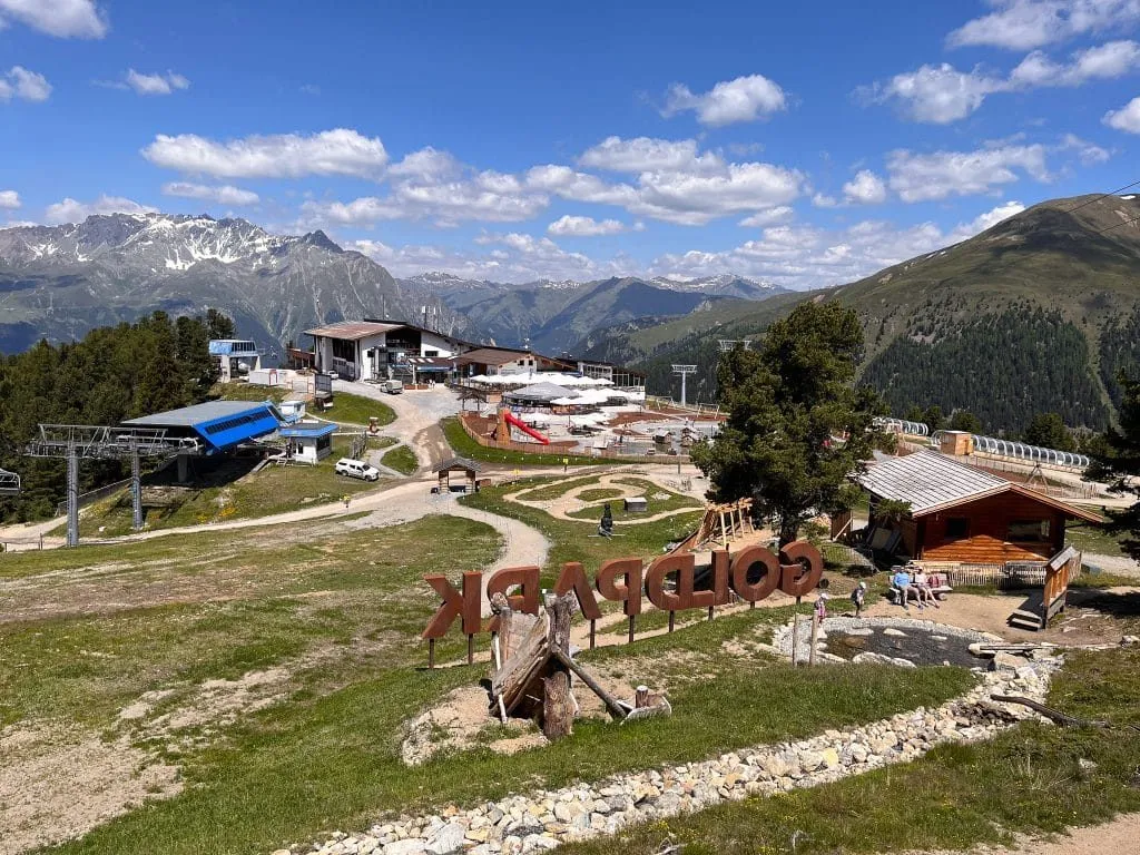 Panorama über Bergstation und Goldpark