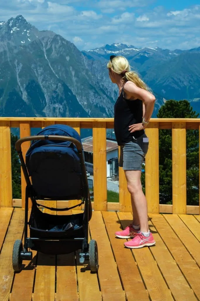 Mutter mit Kinderwagen auf der Aussichtsterrasse