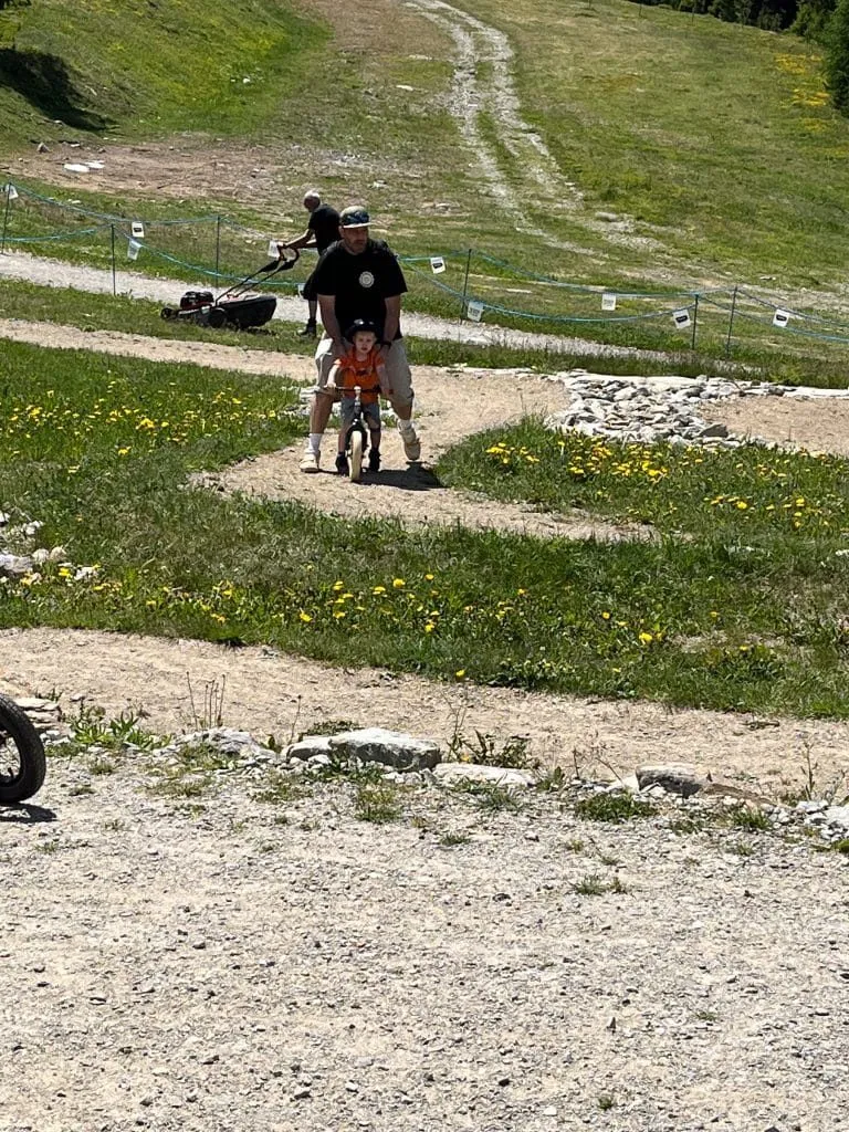 Kind auf dem Laufrad auf der Übungsstrecke