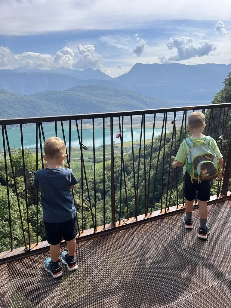 Zwei Kinder auf der Aussichtsplattform über dem Kalterer See