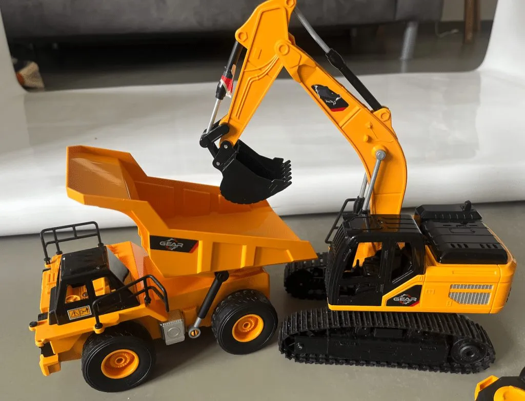 Bagger und Muldenkipper nebeneinander